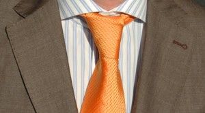 Krawat pomarańczowy, koszula w paski niebieskie