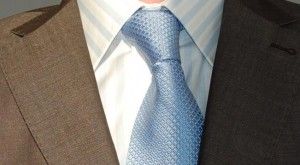 Stalowo-szary garnitur, niebieski krawat i biała koszula w paski