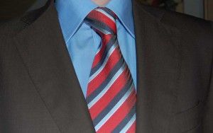 Koszula niebieska, krawat w czerwone paski ze sklepu menswear.pl