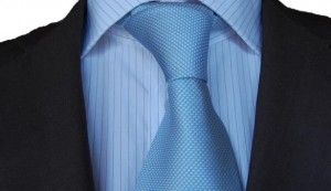 Jasnoniebieski krawat plus koszula w delikatne prążki bordo