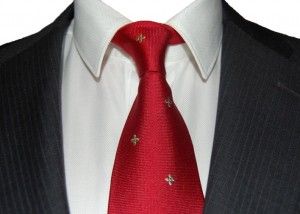 Grafitowy garnitur i czerwony krawat do białej koszuli