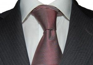Krawat jedwabny delikatny fiolet oraz biała koszula ze sklepu menswear.pl