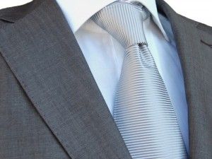 menswear.pl - szary jedwabny krawat i biała koszula